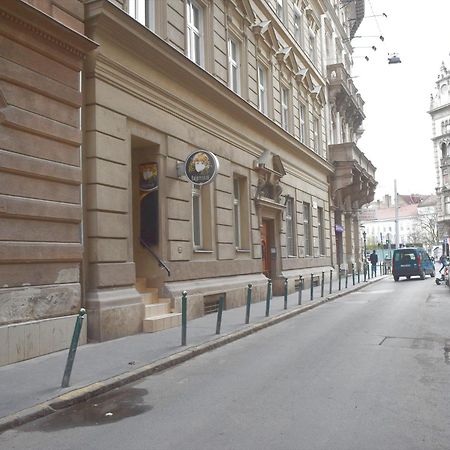 Yes, Yes! Lovely Apartment Good Amenities Budapest Center Екстериор снимка