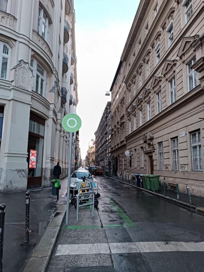 Yes, Yes! Lovely Apartment Good Amenities Budapest Center Екстериор снимка