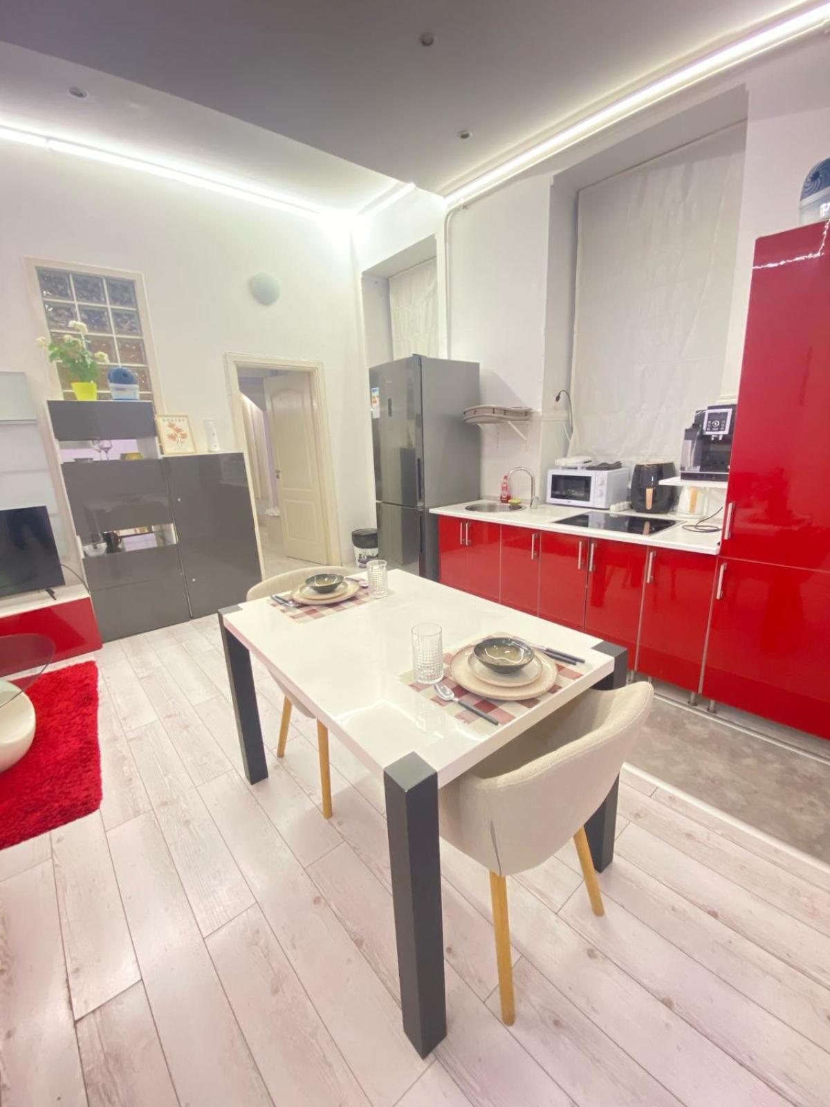 Yes, Yes! Lovely Apartment Good Amenities Budapest Center Екстериор снимка